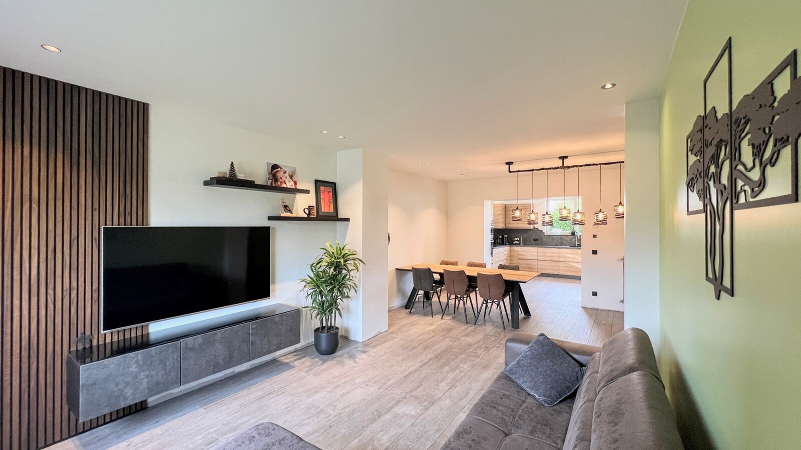 Deels gerenoveerde woning met zonnepanelen op perceel van 3168 m² 