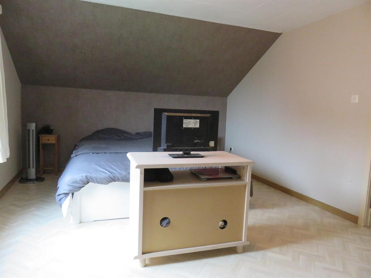 Instapklaar dakappartement met garagebox in Kuringen 