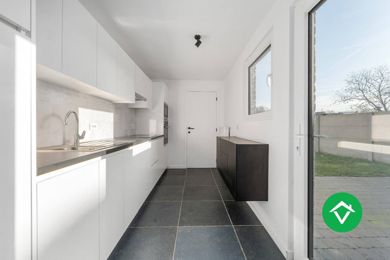 Volledig vernieuwde woning met 3 slaapkamers en bijgebouw in centrum Koekelare 