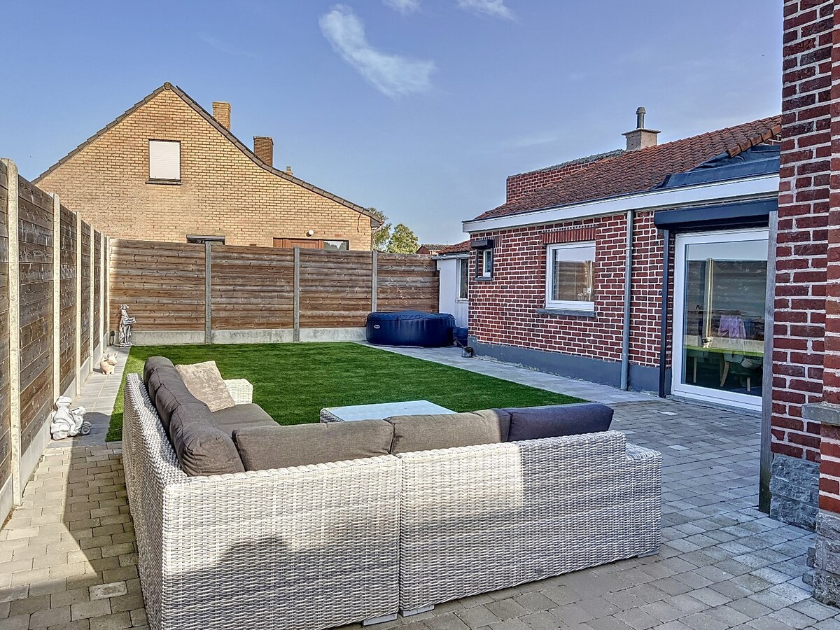 Landelijk gelegen, prachtige halfopen woning met twee (mogelijks drie) slaapkamers. 