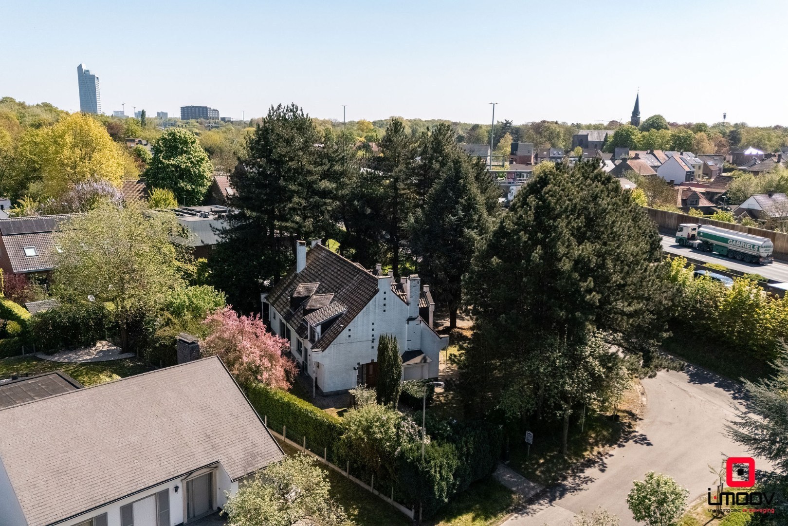 Karaktervolle villa met royale volumes op perceel van 1100m2 nabij de E40 