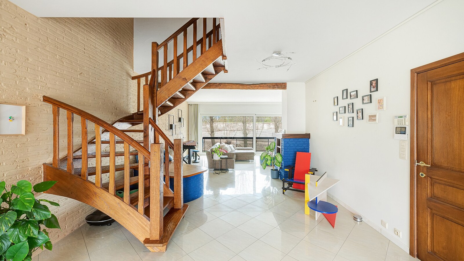 Ruime bel-etagewoning met garage en zonnepanelen in hartje Heist. 