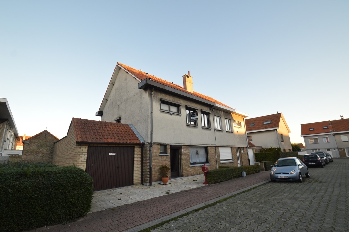 Volumineuze, te renoveren woning met garage - Heist 