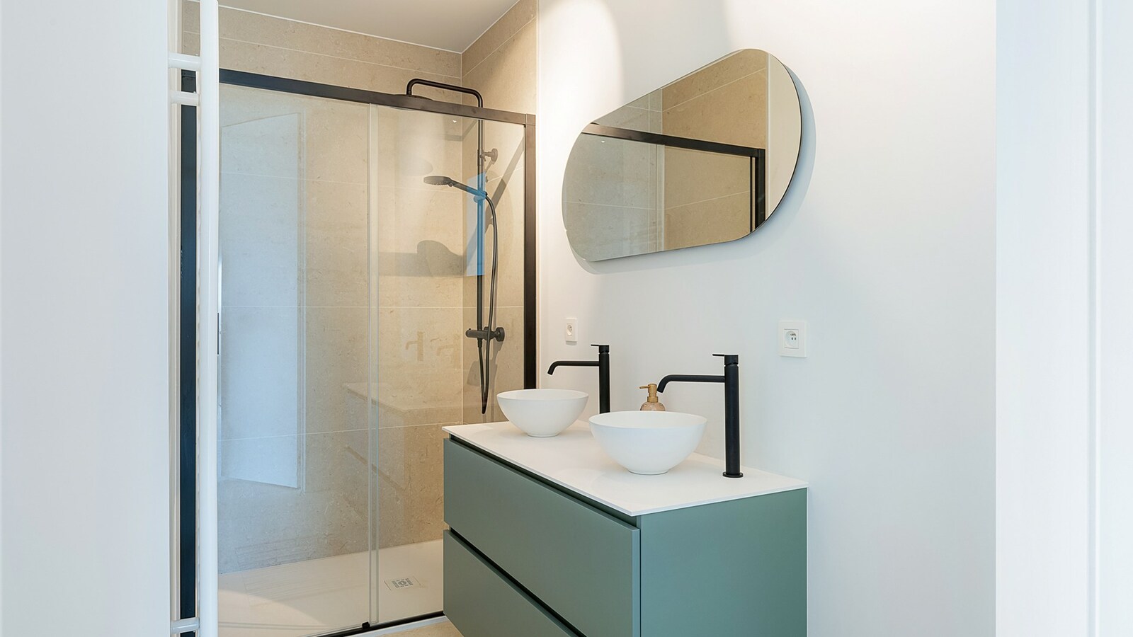 Exclusief verblijf met lift, terrassen en uitzonderlijke volumes in een groene-autovrije verkaveling te Knokke. 