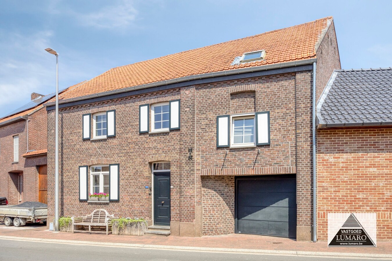Charmant Leut : eigendom opgedeeld in 2 appartementen. Veranda,  2 garages. 