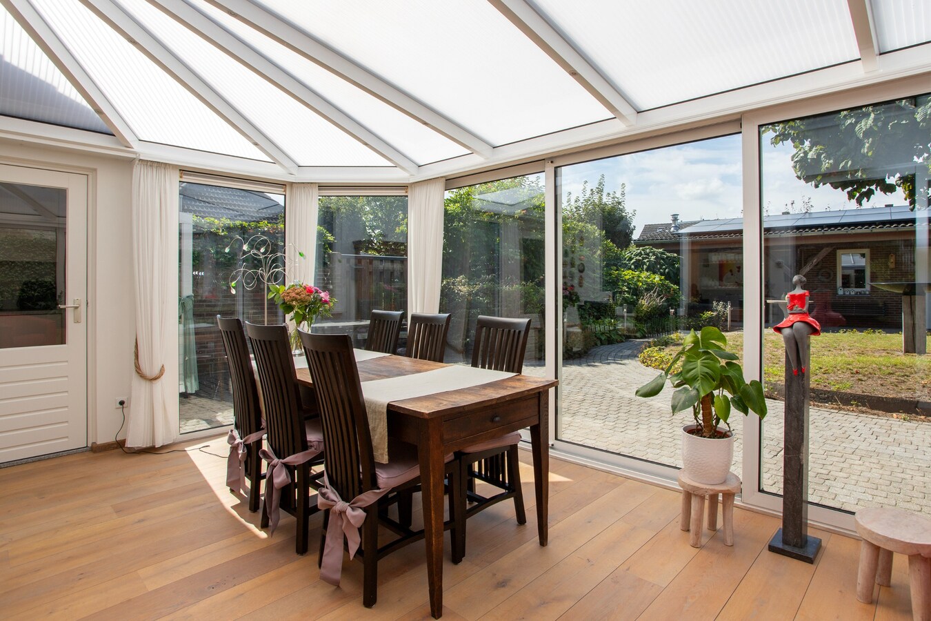 Degelijk gebouwde en perfect onderhouden vrijstaand-geschakelde gezinswoning aan ‘De Lovensbroek’. 