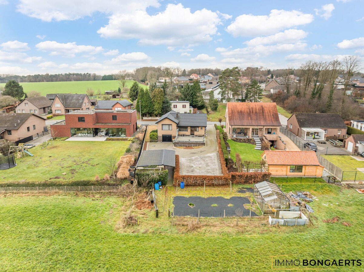 Woning met 3 slaapkamers op ruim perceel 