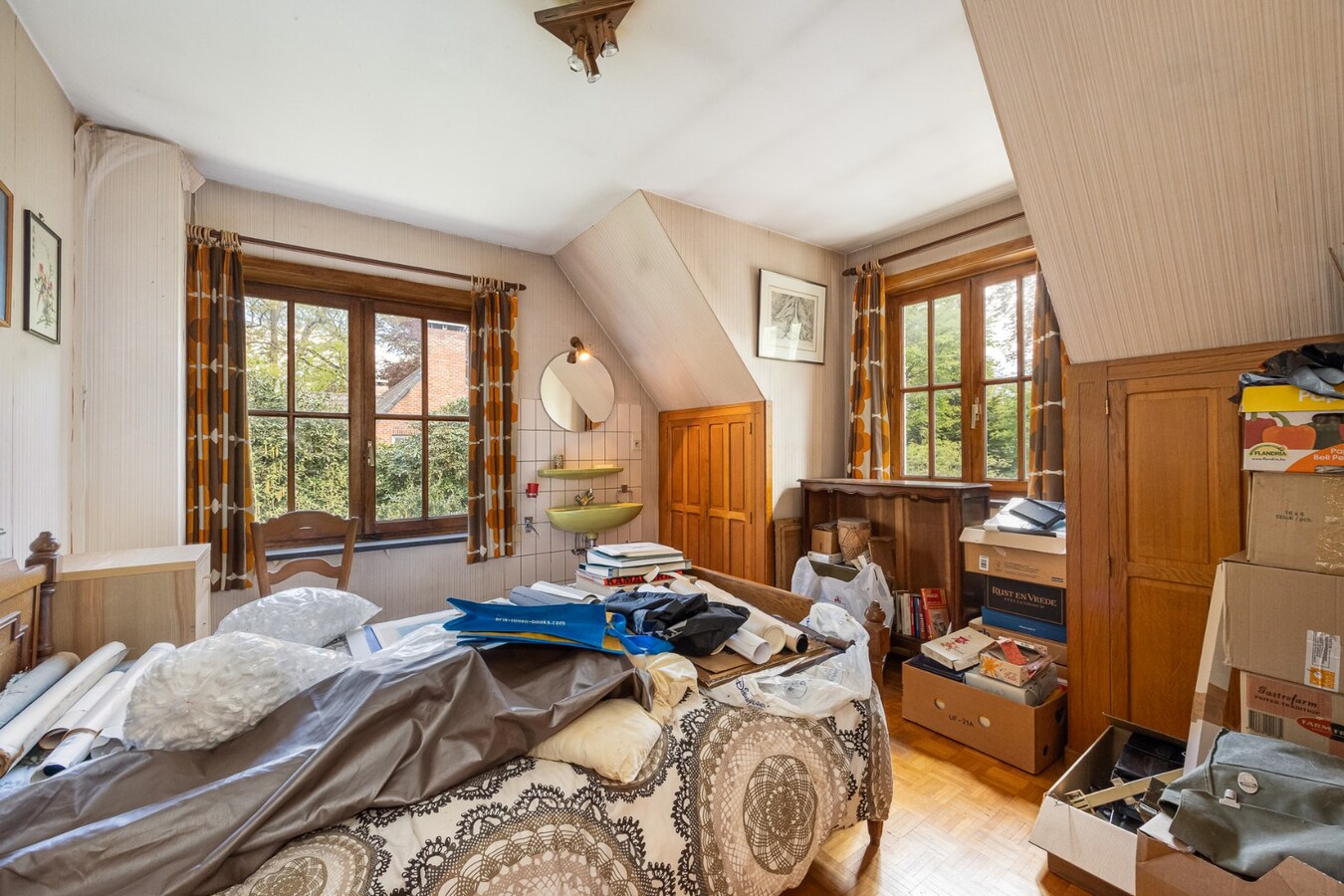 Villa met praktijkruimte en dubbele garage op riant perceel van 2.010 m² te Schoten 