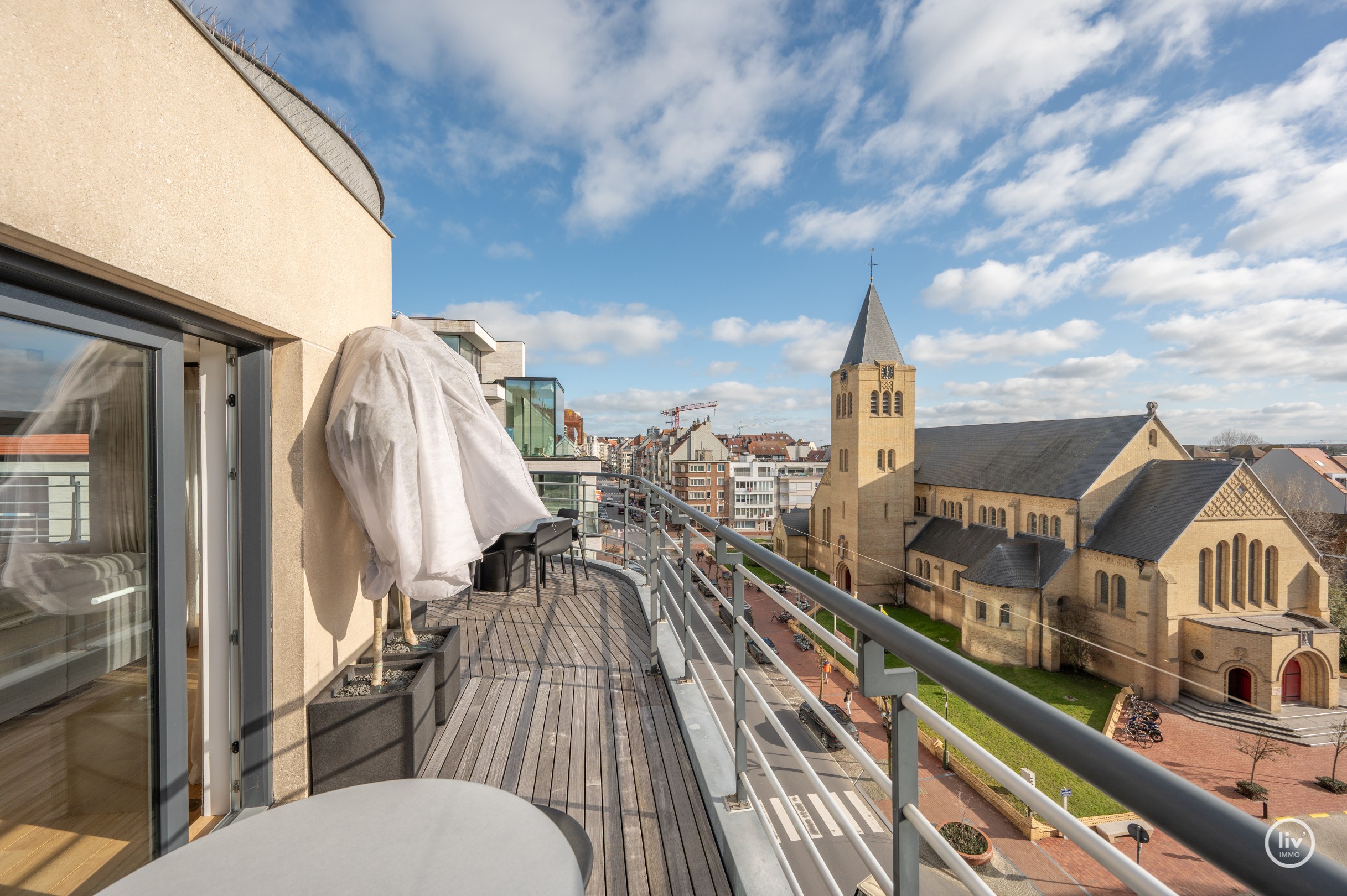 Uniek HOEK duplexappartement/penthouse met panoramisch uitzicht over de Dumortierlaan te Knokke. 