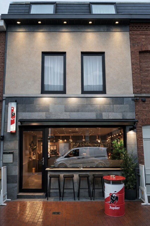 Handelspand met duplex appartement én investeringspotentieel te koop in het hart van Menen 