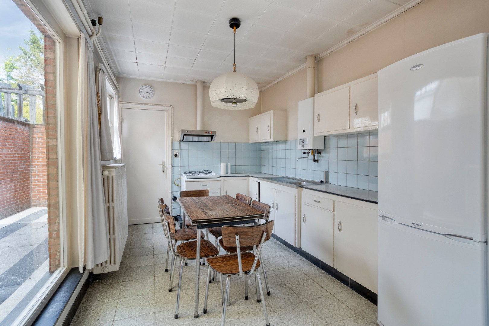 Te renoveren gezinswoning met 4 slpk. en een gezellige stadstuin in het centrum van Geel 