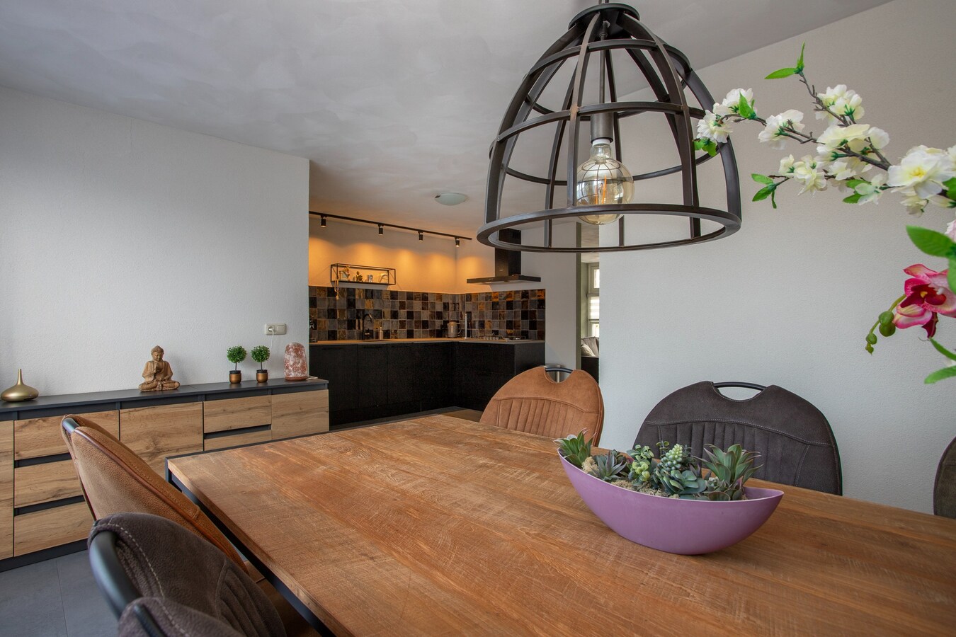 Moderne en instapklare bovenwoning in het hart van Hapert – met dakterras en energielabel A. 