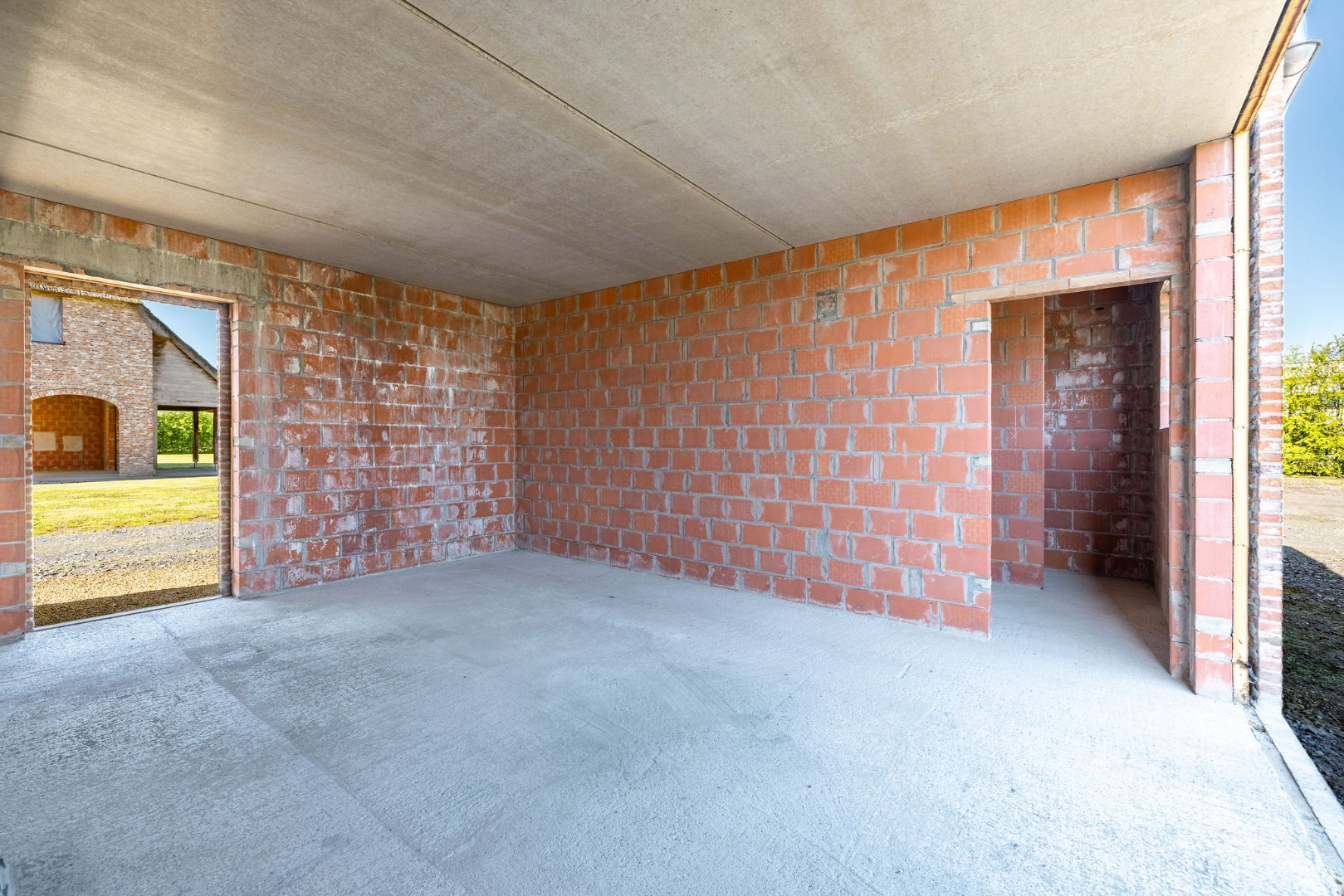 Landelijk gelegen ruwbouwhoeve met bijgebouwen op uitzonderlijk perceel van ca. 9.331 m² 