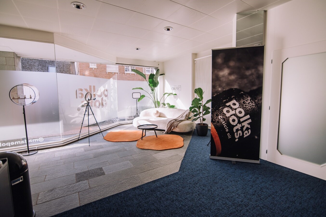 Ruim commercieel pand met parking. Uitstekende ligging nabij station en ziekenhuis. 