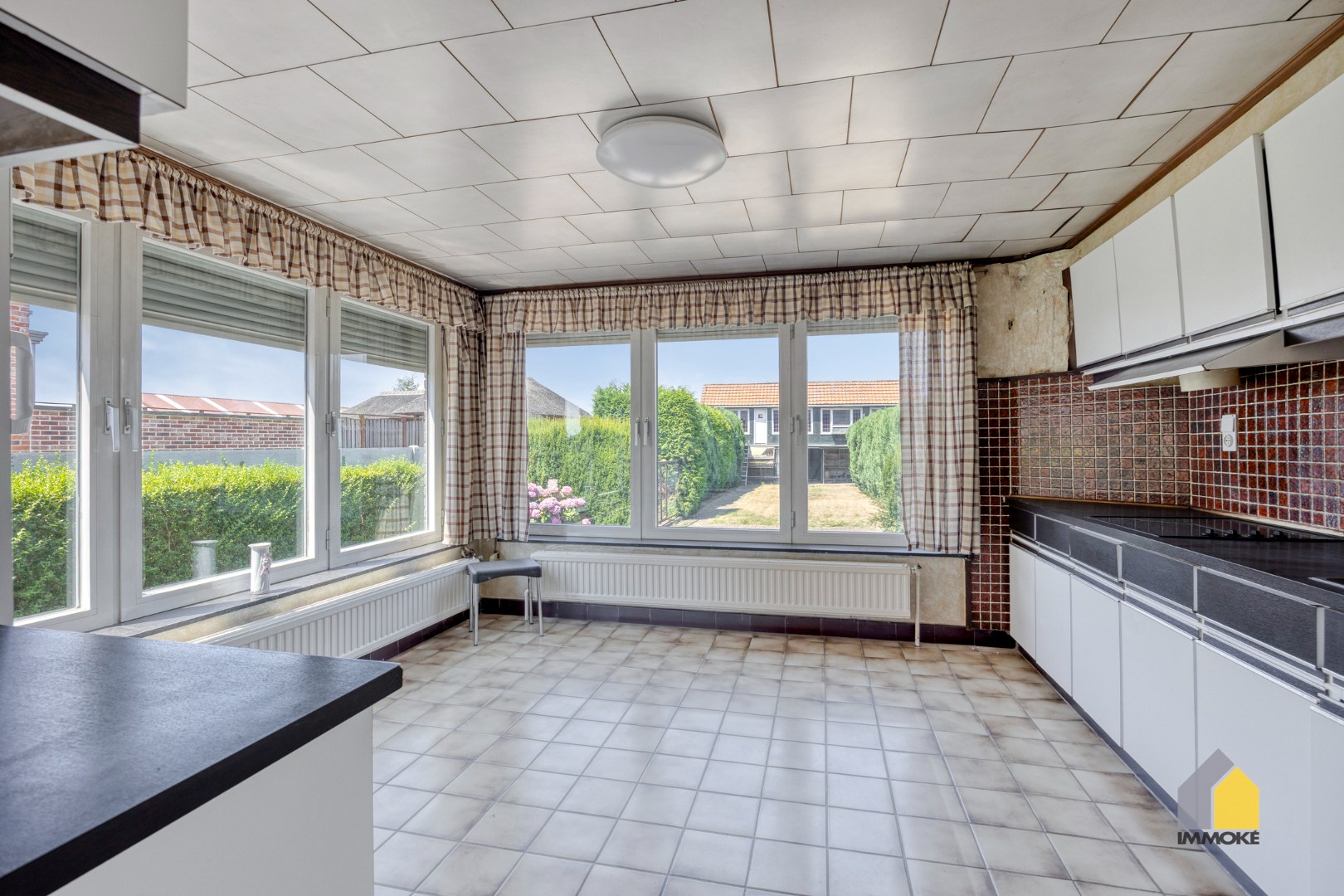 Karaktervolle, halfvrijstaande woning op 7a 31ca met aangrenzend weiland 16a 50ca. 