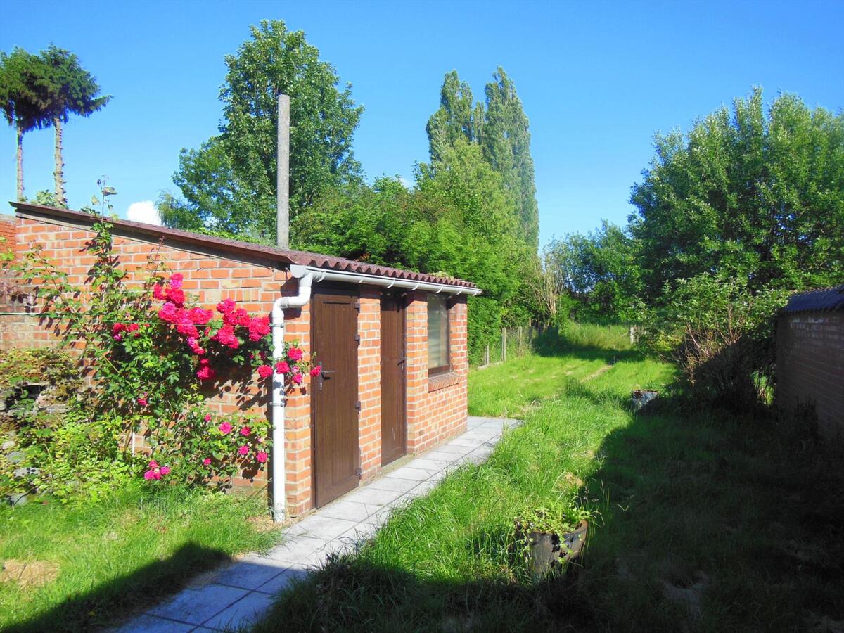 Rijwoning met zonnige tuin en garage 