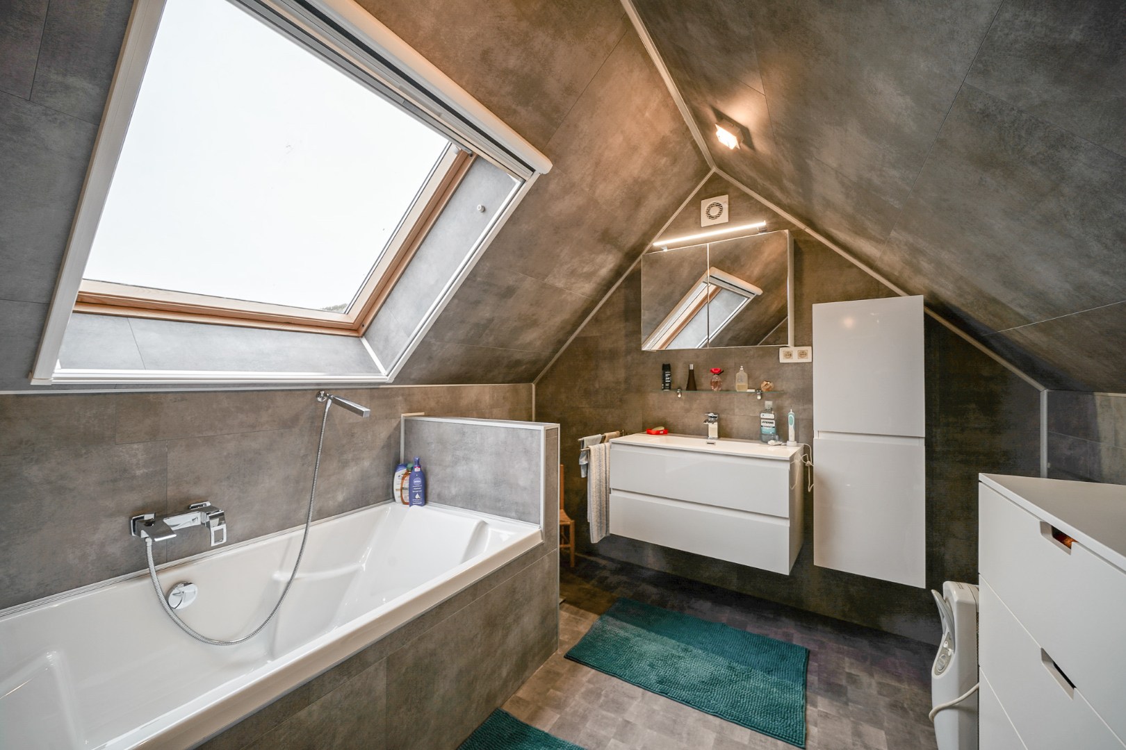 Alleenstaande woning op ruim perceel met vernieuwd woongedeelte en loods (80 m²) 