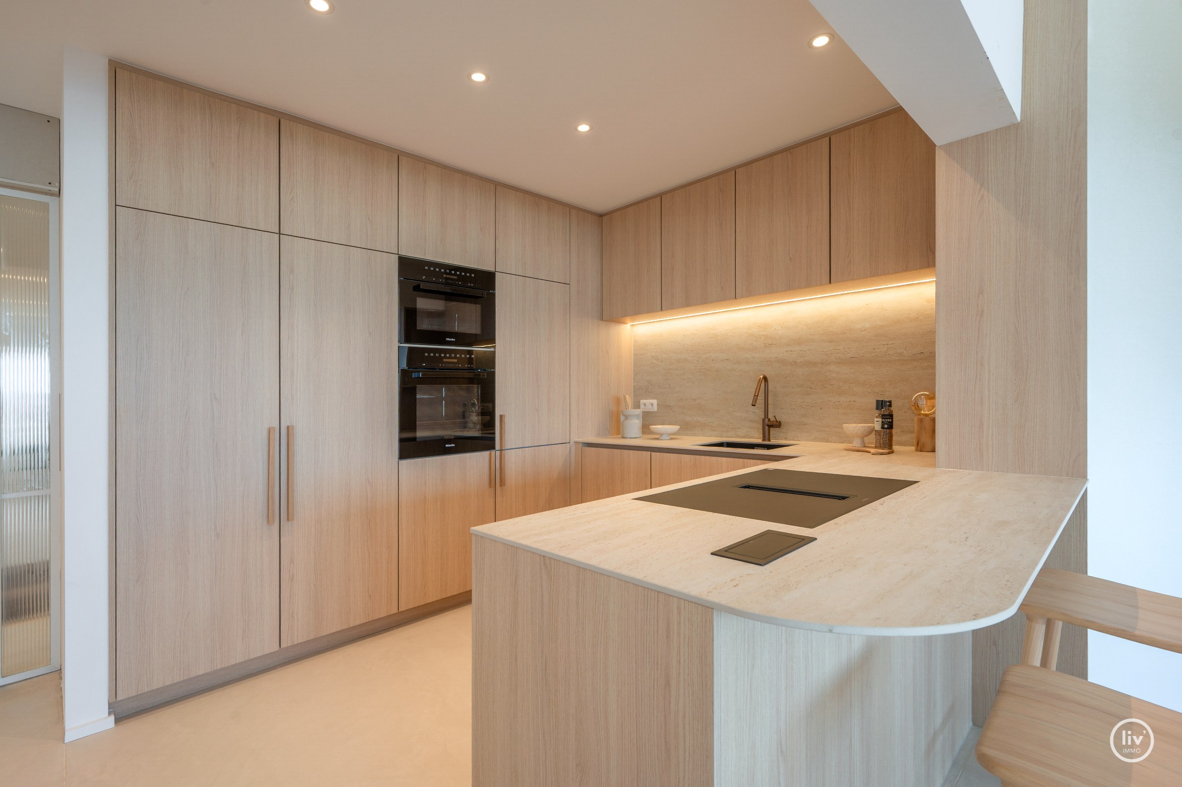 Prachtig gerenoveerd appartement op de zevende verdieping, op een absolute topligging aan de Zeedijk tussen het Lichttorenplein en het Albertplein. Dankzij de hoge ligging geniet het appartement van e 