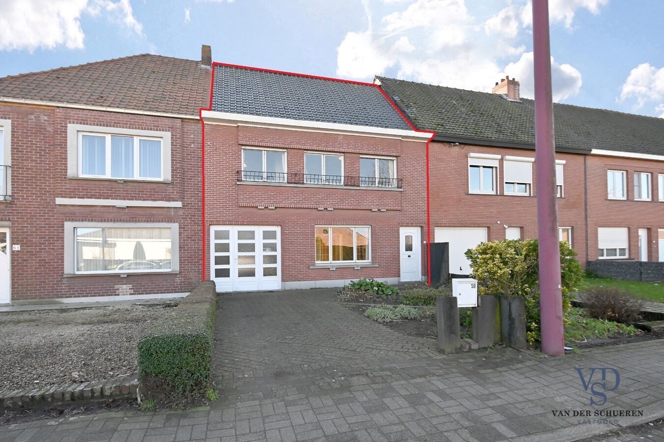 Degelijke, ruime woning (op te frissen). 