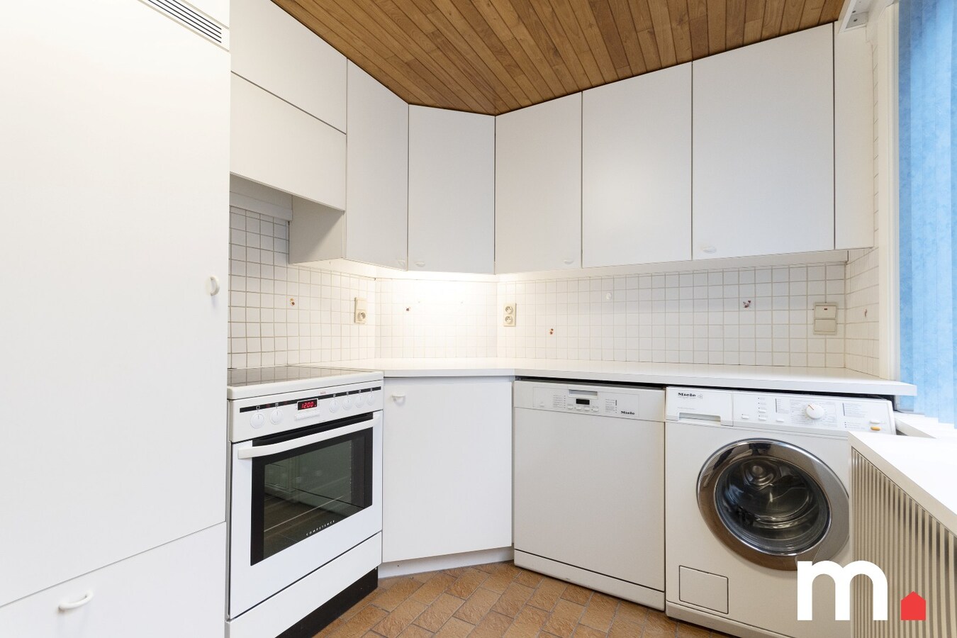 Lichtrijk instapklare woning EPC C  te Roeselare met 3 slaapkamers, zonnepanelen, Garage en praktijk! 