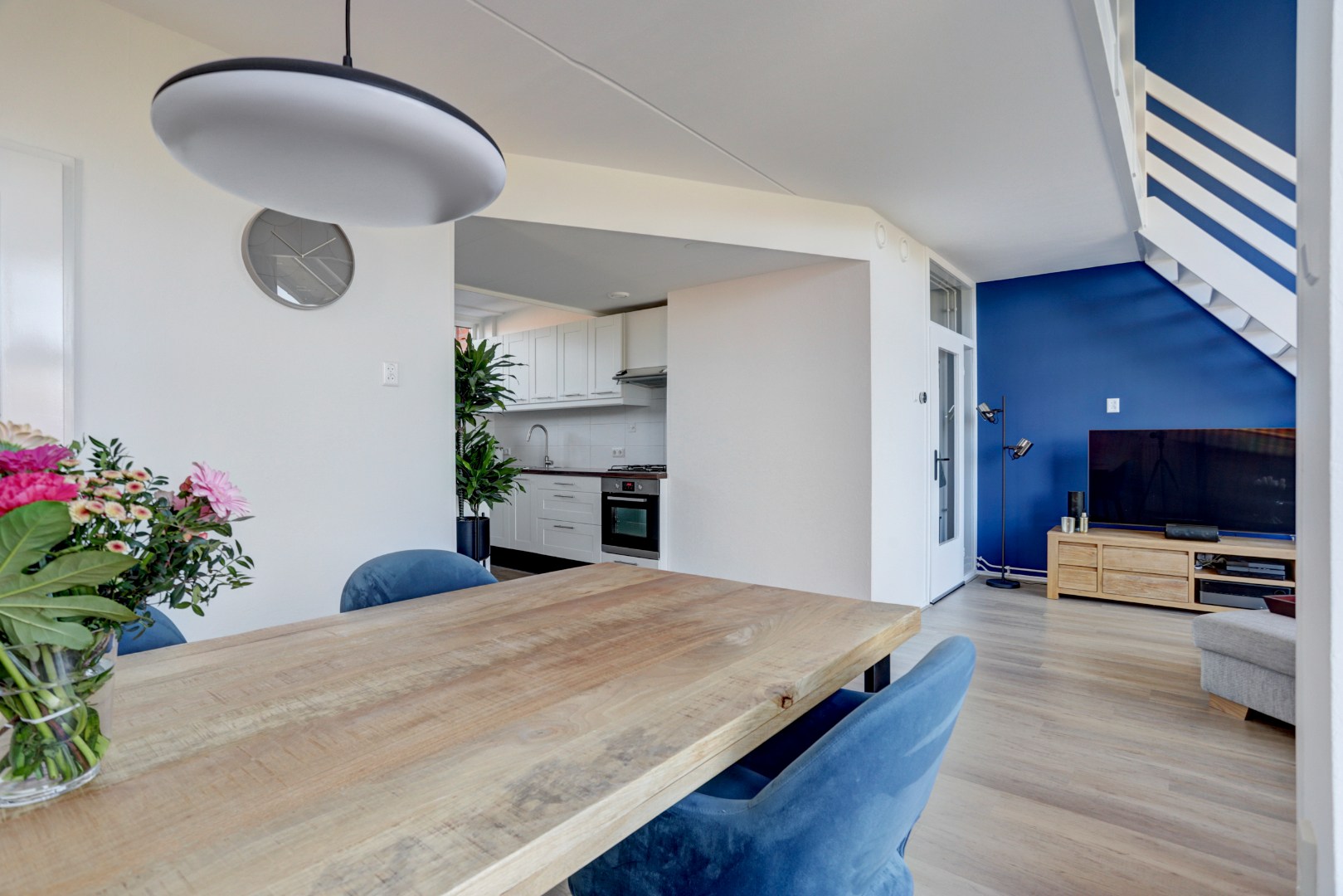 Instapklaar 3-kamer appartement op de 4e en 5e verdieping met ruim zonnig terras, eigen parkeerplaats in de parkeergarage, berging in de onderbouw en gelegen op eigen grond. 