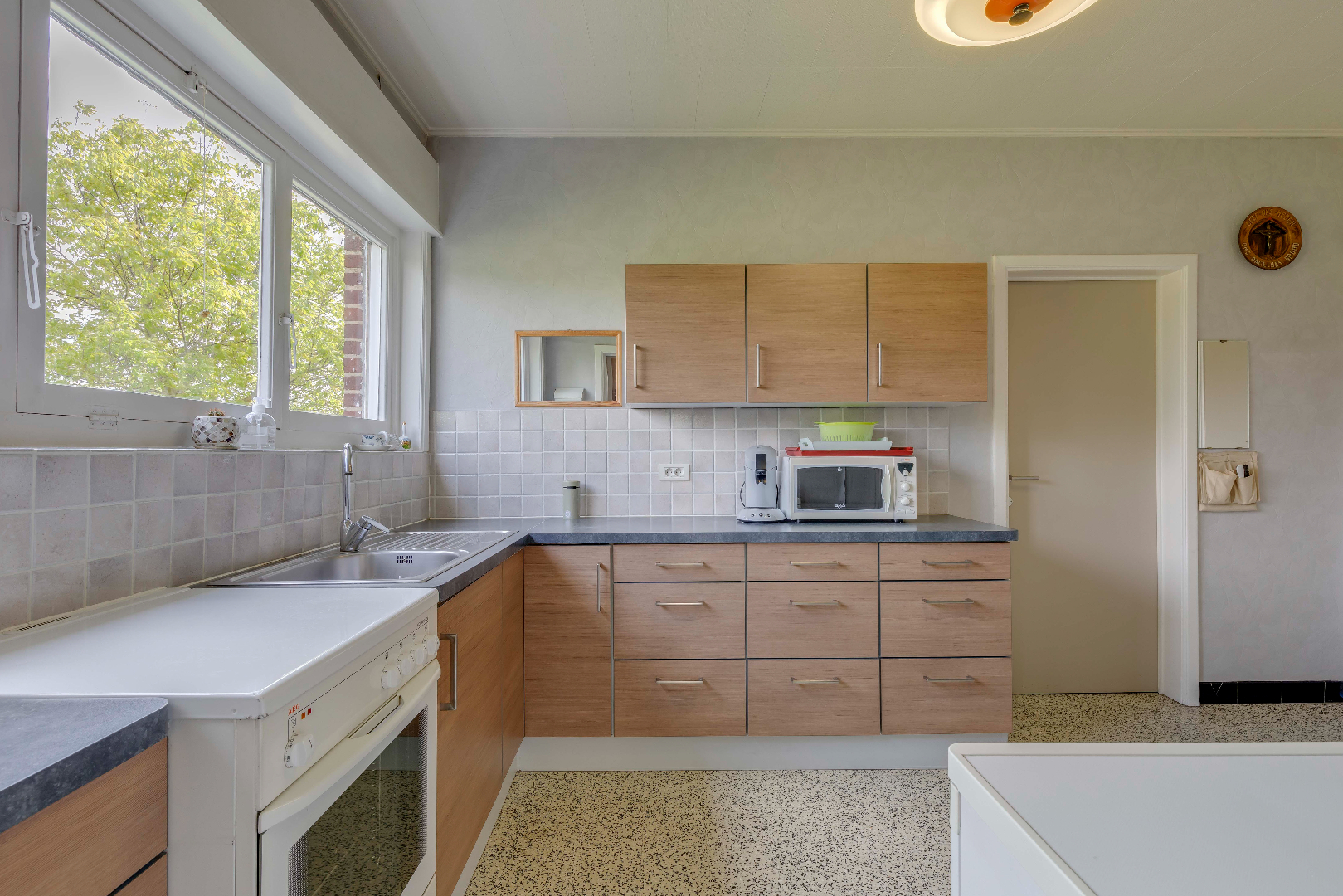 Residentieel gelegen open bebouwing met 5 slaapkamers en grote tuin 