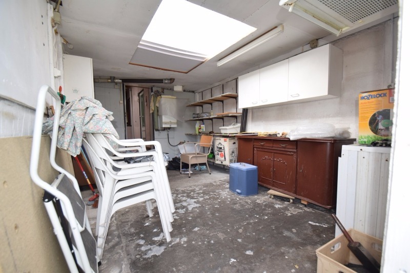 Grondig op te knappen woning met tuin, op toffe ligging. 