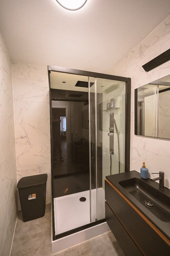 KNAP GELIJKVLOERS APPARTEMENT OP TOPLIGGING 