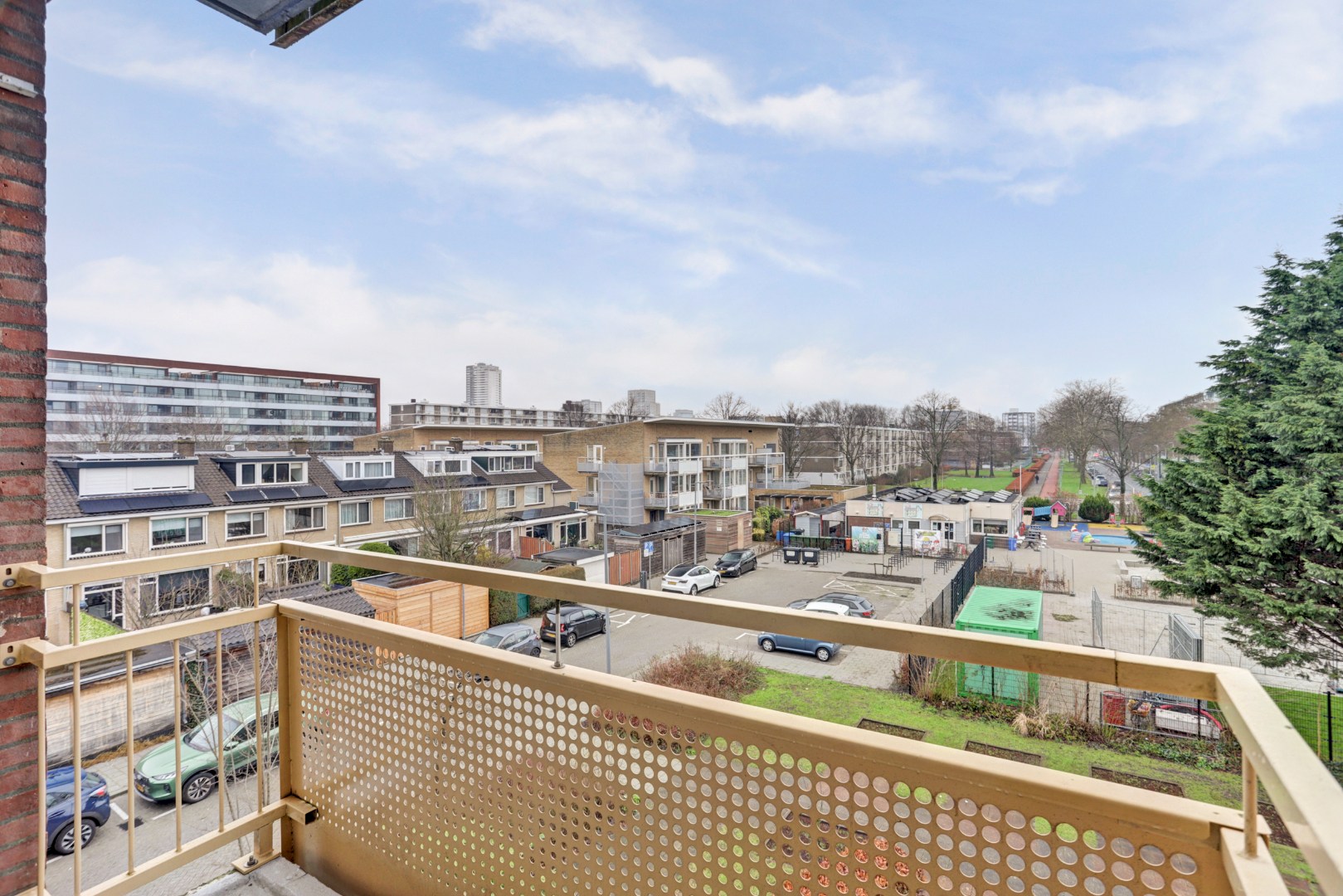 3-kamer appartement op de derde verdieping met balkon op het oosten en een berging van 13 m² in de onderbouw. 