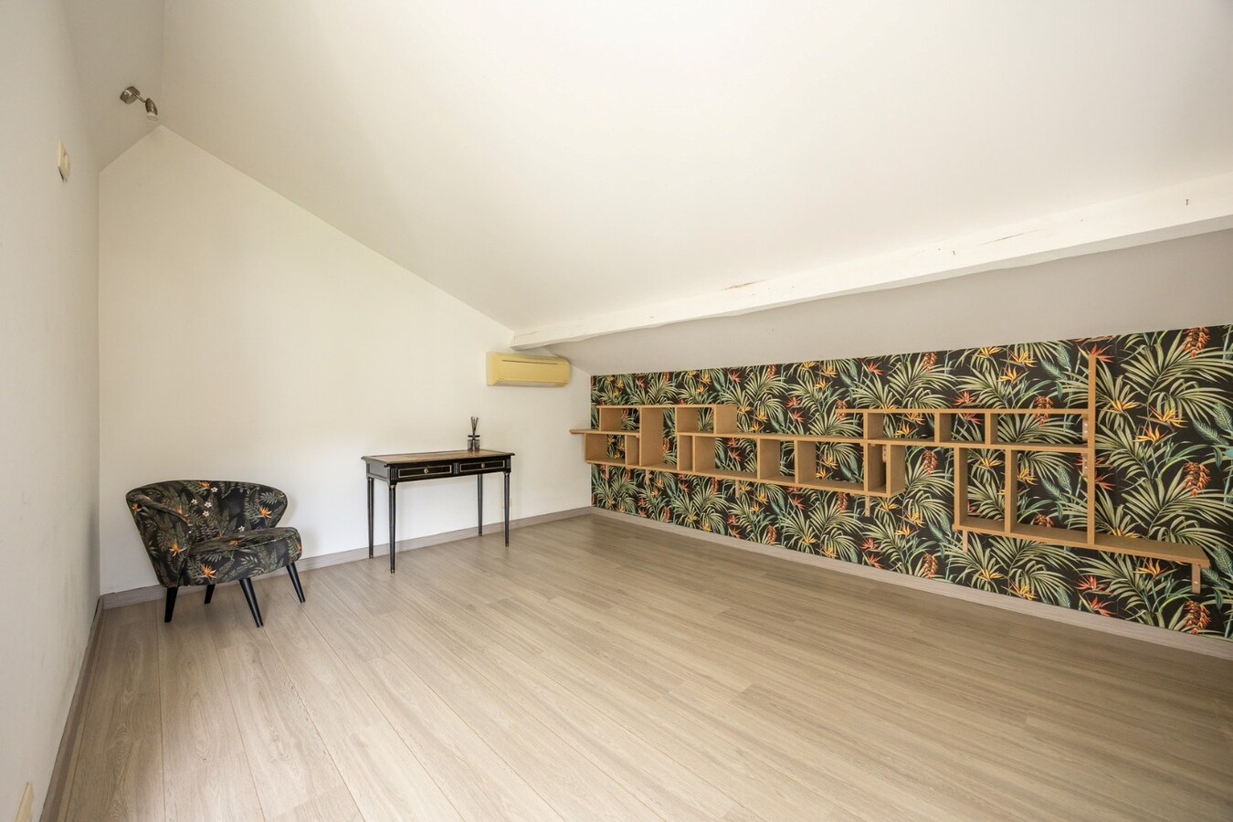 Zeer ruime woning (8 slpk + 8 badkamers) op een perceel van ca. 1.522 m² te Wijnegem/grens Schilde 