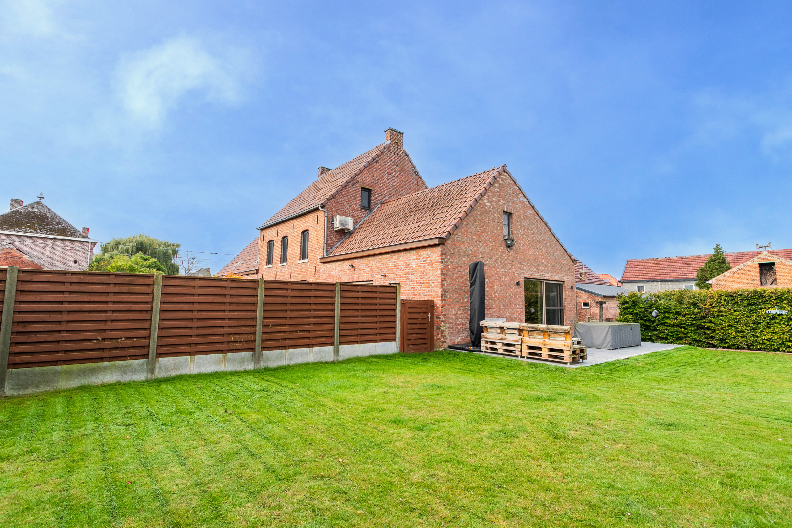 Charmante en instapklare villa (EPC C) met 3 slpks, prachtige tuin, ruime schuur en tal van mogelijkheden 