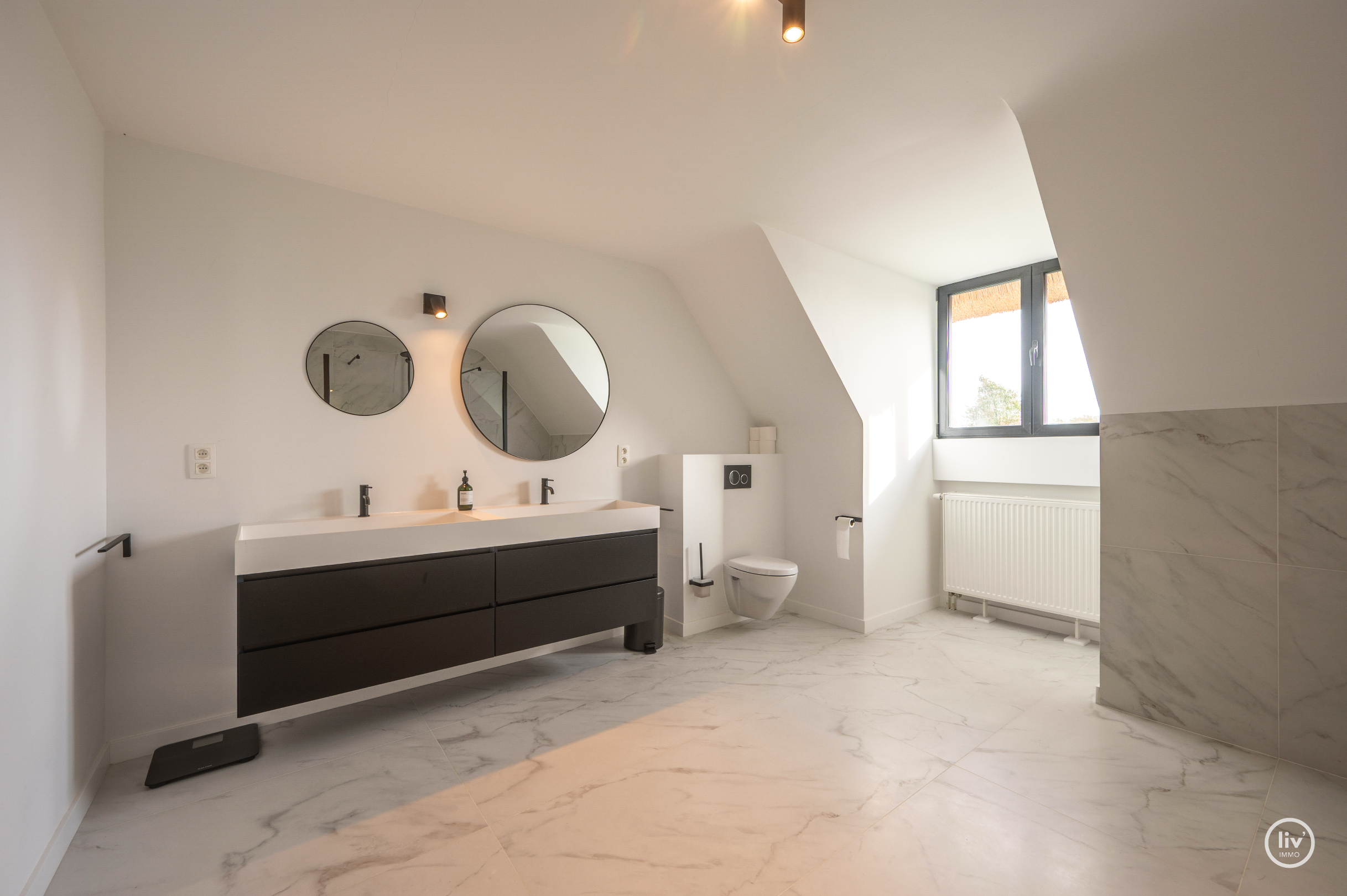 Magnifique villa rénovée avec toit de chaume, bien située près de Duinenwater à Knokke. 