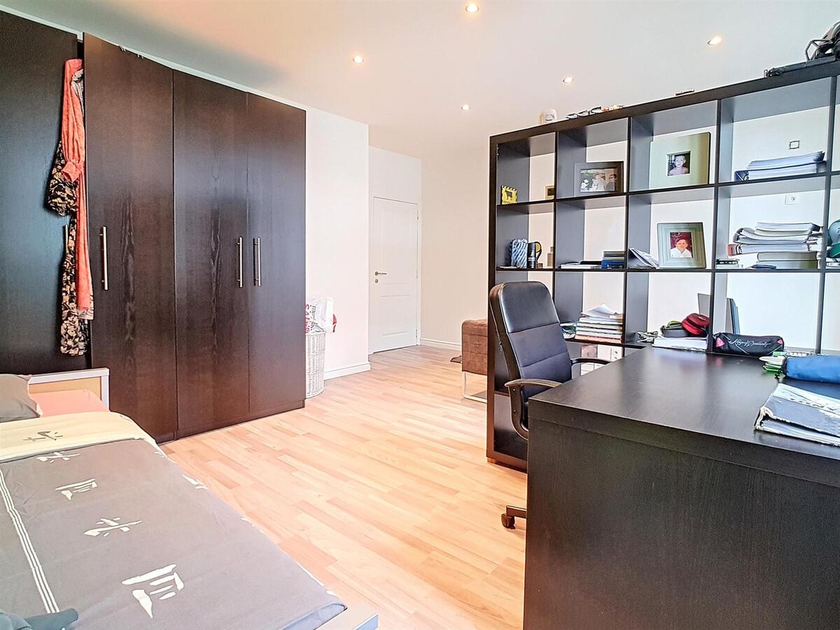 Zeer knappe woning met handelsgelijklvoers en ruime opslagplaatsen/multifunctionele ruimtes - Knokke 