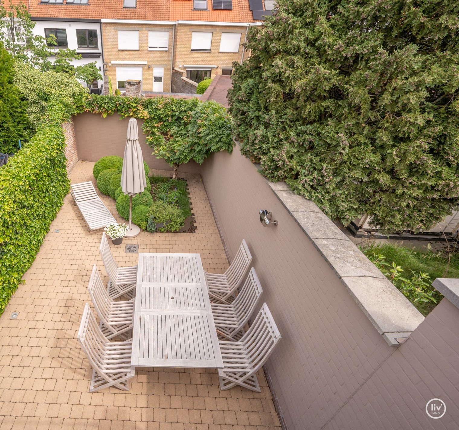 Fraaie bel-étage woning in het centrum van Knokke met Schoonheidssalon op het gelijkvloers. 