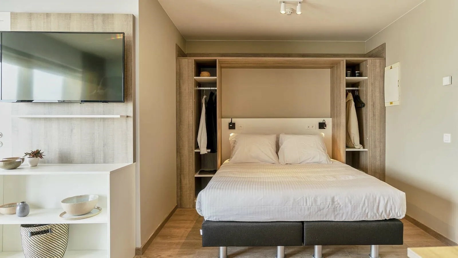 Vakantieverblijf met zuidgericht terras, aparte slaapkamer en dubbelbed op de zeedijk van Blankenberge 