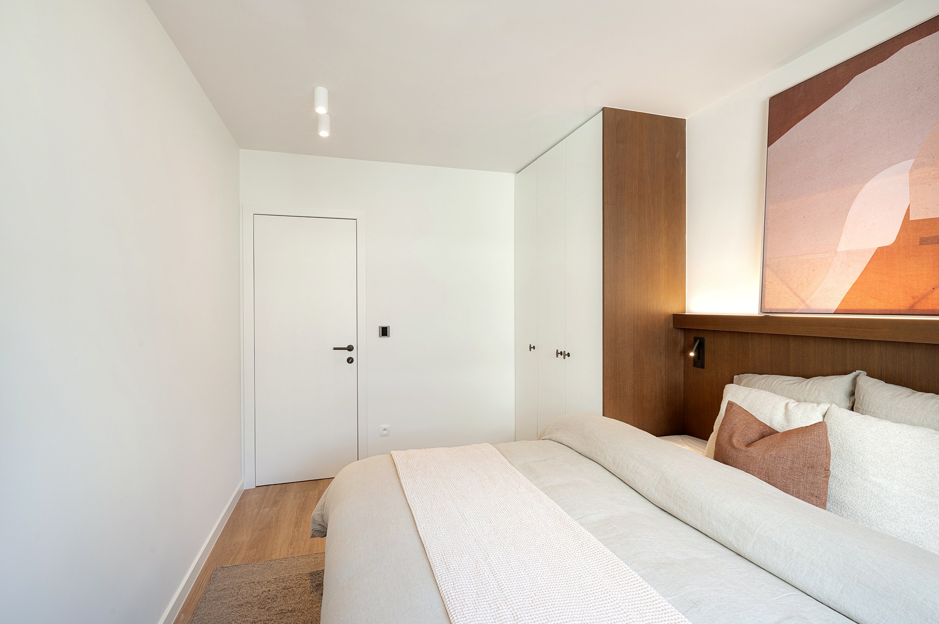 Appartement d'angle spacieux et luxueusement rénové avec des vues dégagées et une largeur de façade de plus de 16 mètres. 