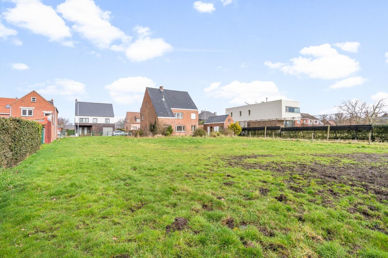 Rustige gelegen open bebouwing met bouwgrond op 1780 m² te Koekelare 