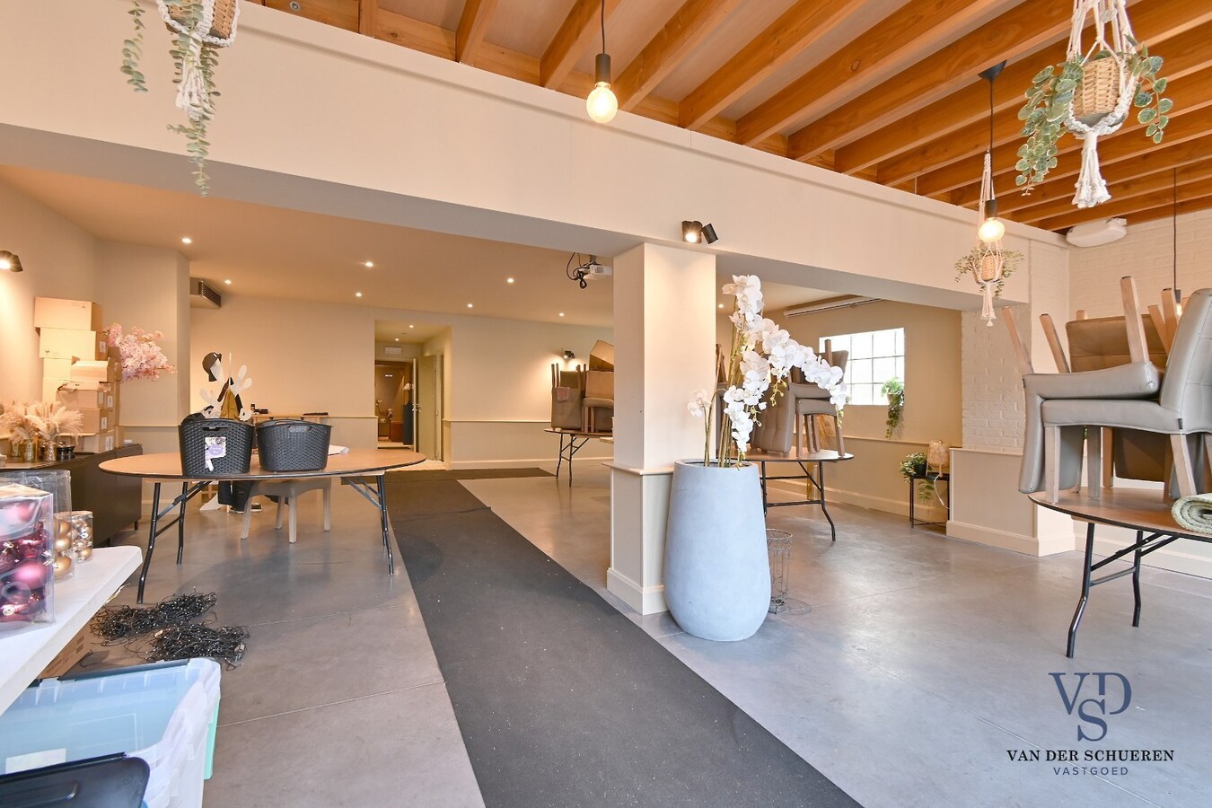 Handelspand (>300 m²) en 2 appartementen. 