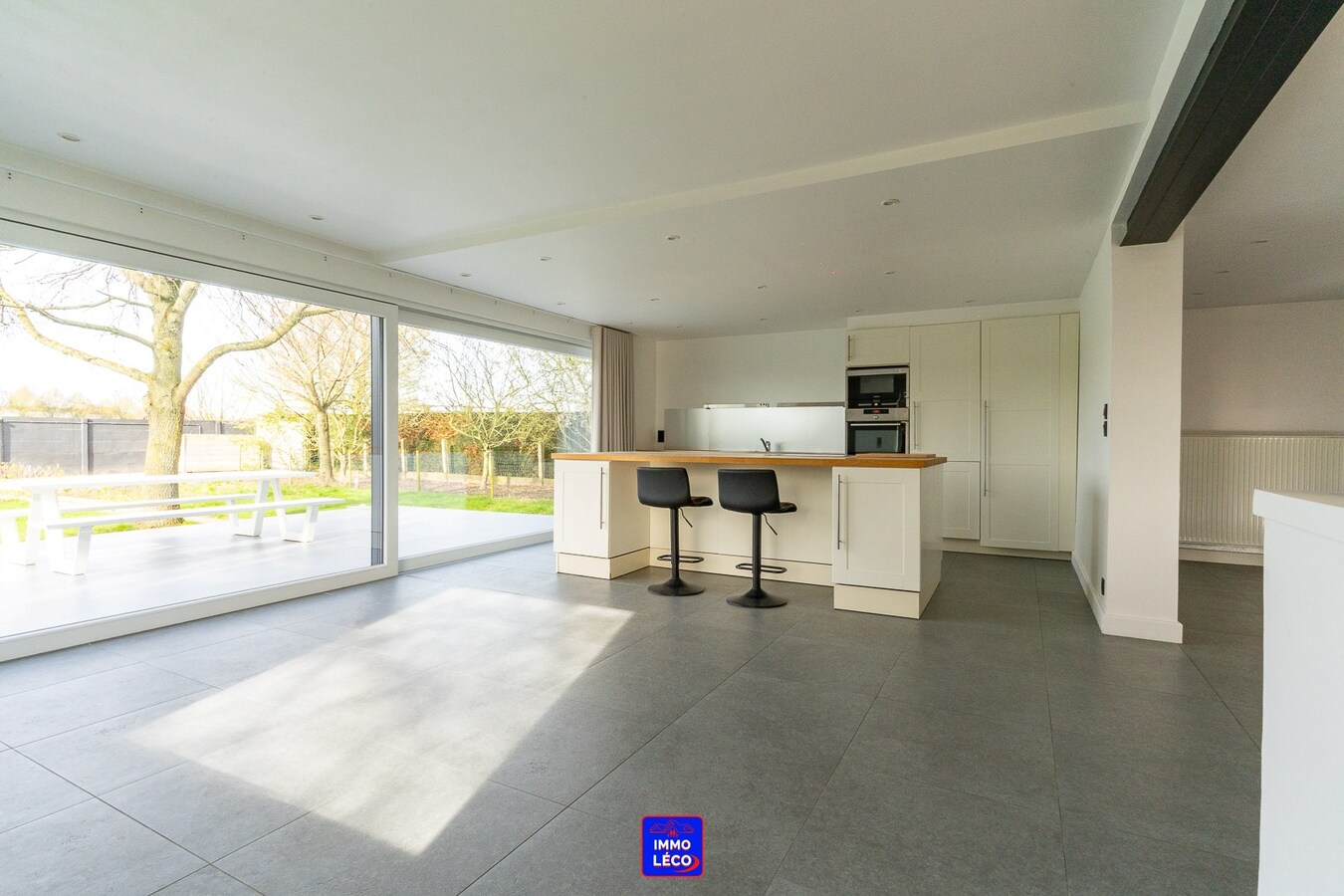 Villa "Semi Plain-Pied" érigée sur 1600m², grand parking, garage, jardin, COUP DE COEUR ! 