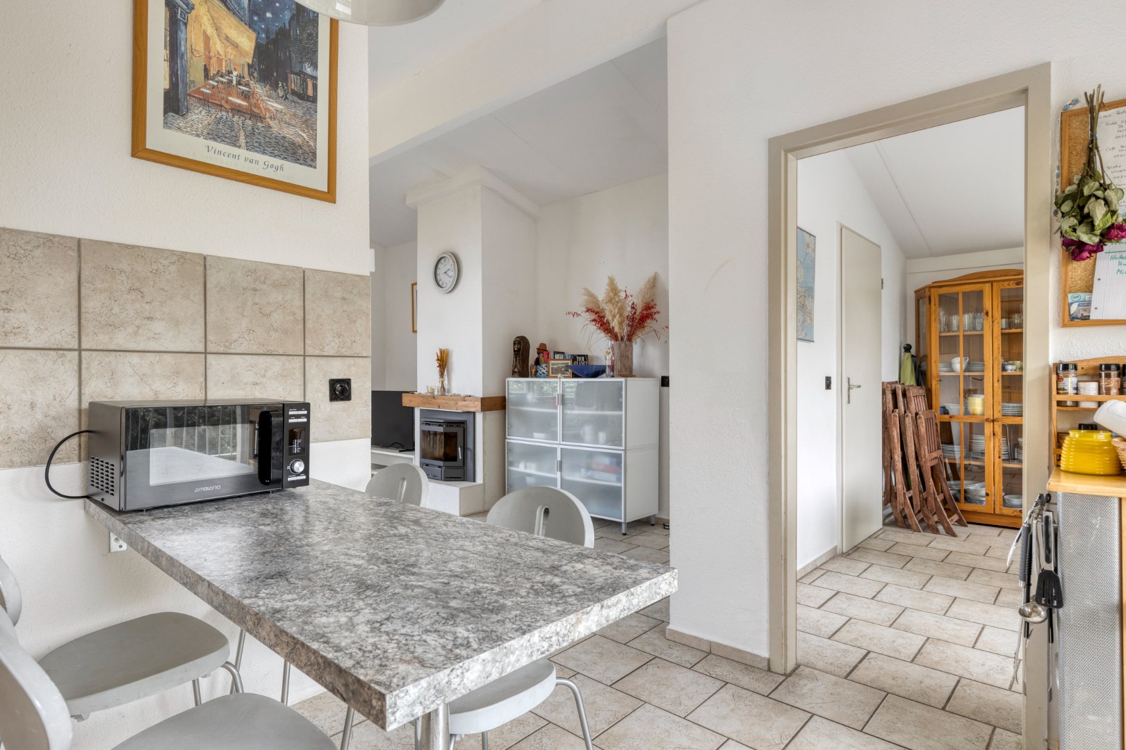 Vrijstaande 8-persoons vakantiewoning, gelegen op een unieke plek met vrij uitzicht over de Oosterschelde, kijkend richting het schilderachtige Zierikzee, wacht deze woning op een nieuwe eigenaar! 