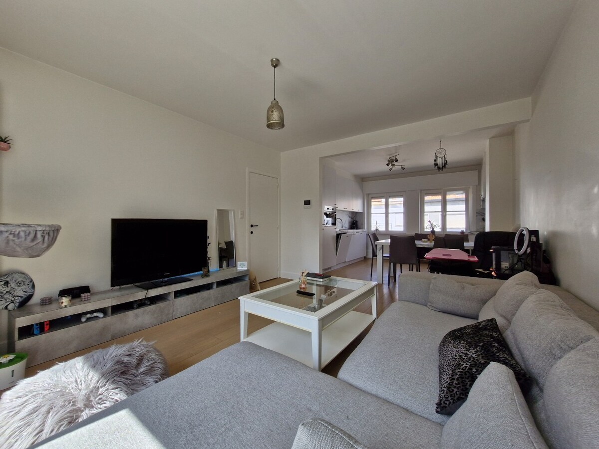 Ruim duplex-appartement met 2 slaapkamers en 2 badkamers op centrale ligging. 