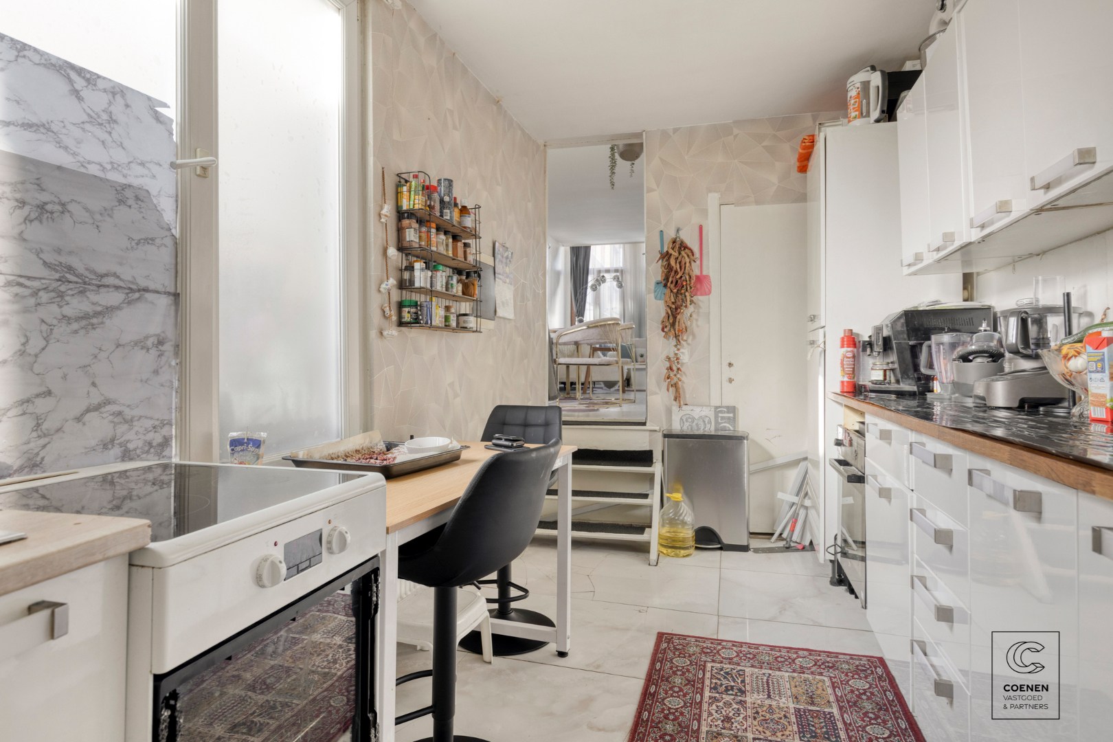 Ruime handelswoning, momenteel ingericht als handelsruimte en 2 appartementen op goede ligging te Antwerpen! 