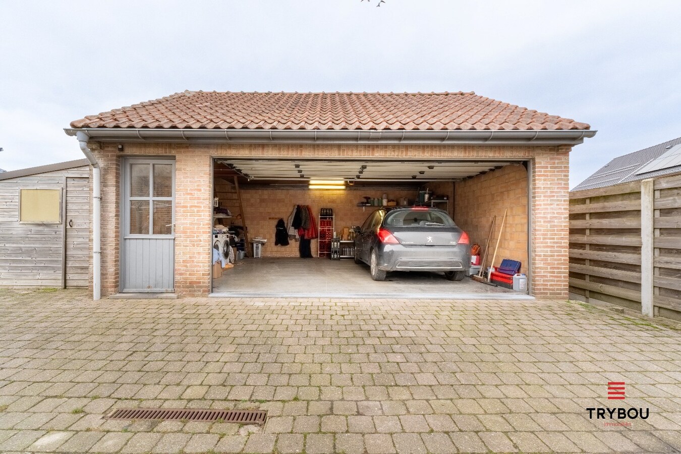 Instapklare gezinswoning met ruime tuin en dubbele garage in Poelkapelle 