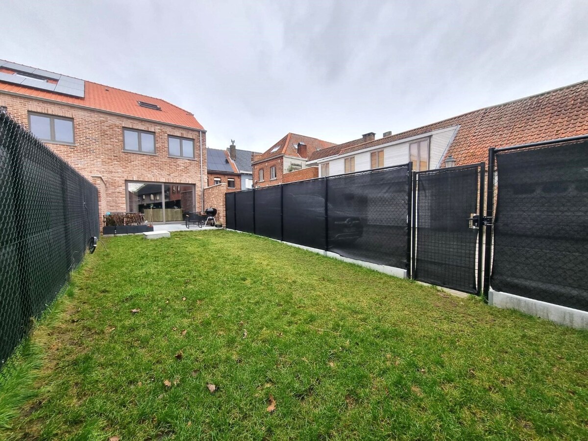 Halfopen nieuwbouwwoning (onder registratierechten!) met dubbele garage te Dudzele 