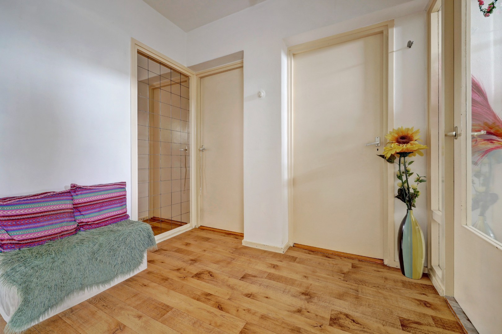 Dit ruime 3 -(voorheen 4) kamer appartement heeft een lichte woonkamer, zonnige balkon, 2 slaapkamers en is gelegen op 6e etage. 