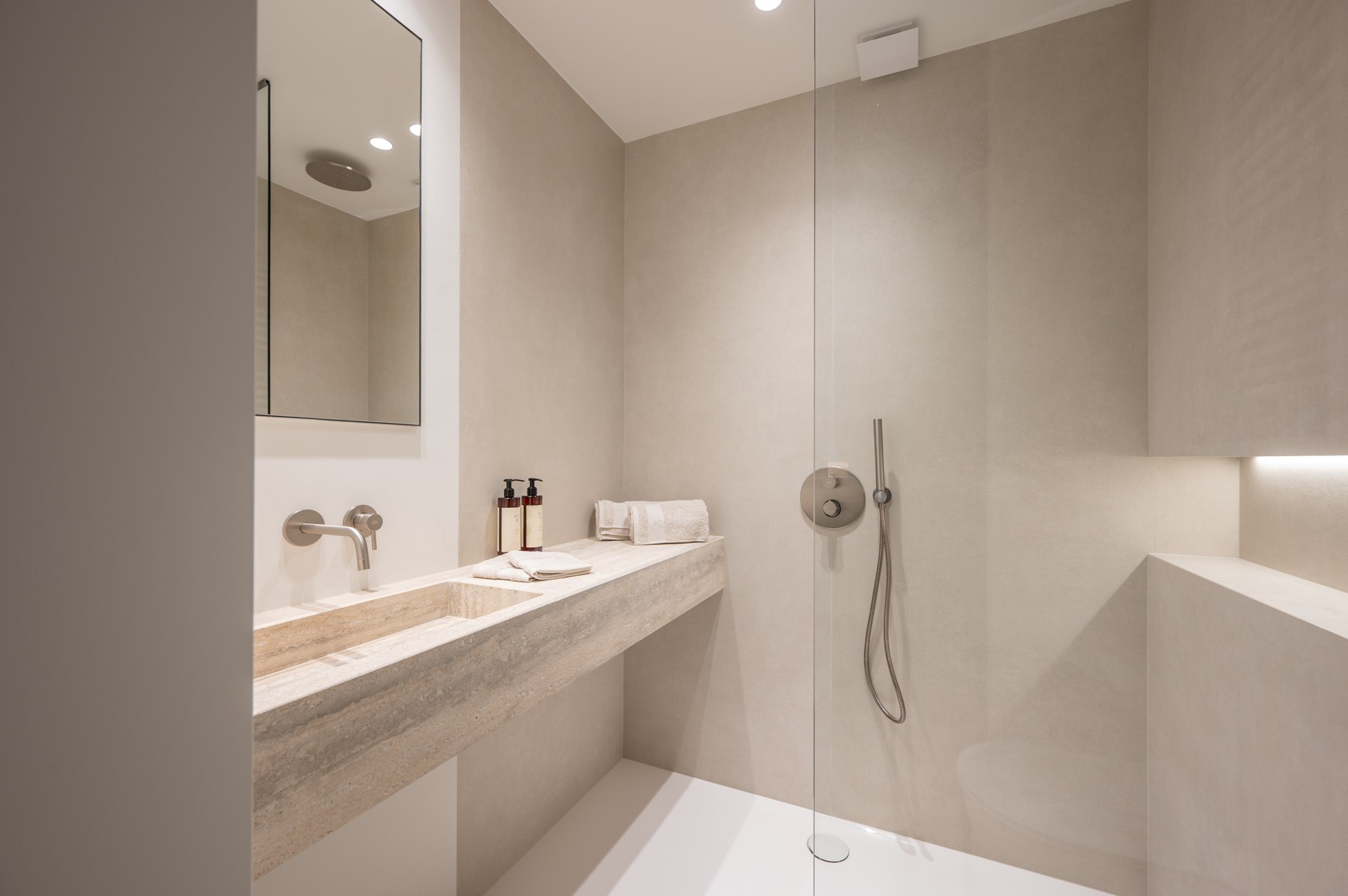 Exclusief gerenoveerd appartement met 3 slaapkamers te koop vlak bij het Albertstrand en het Rubensplein 