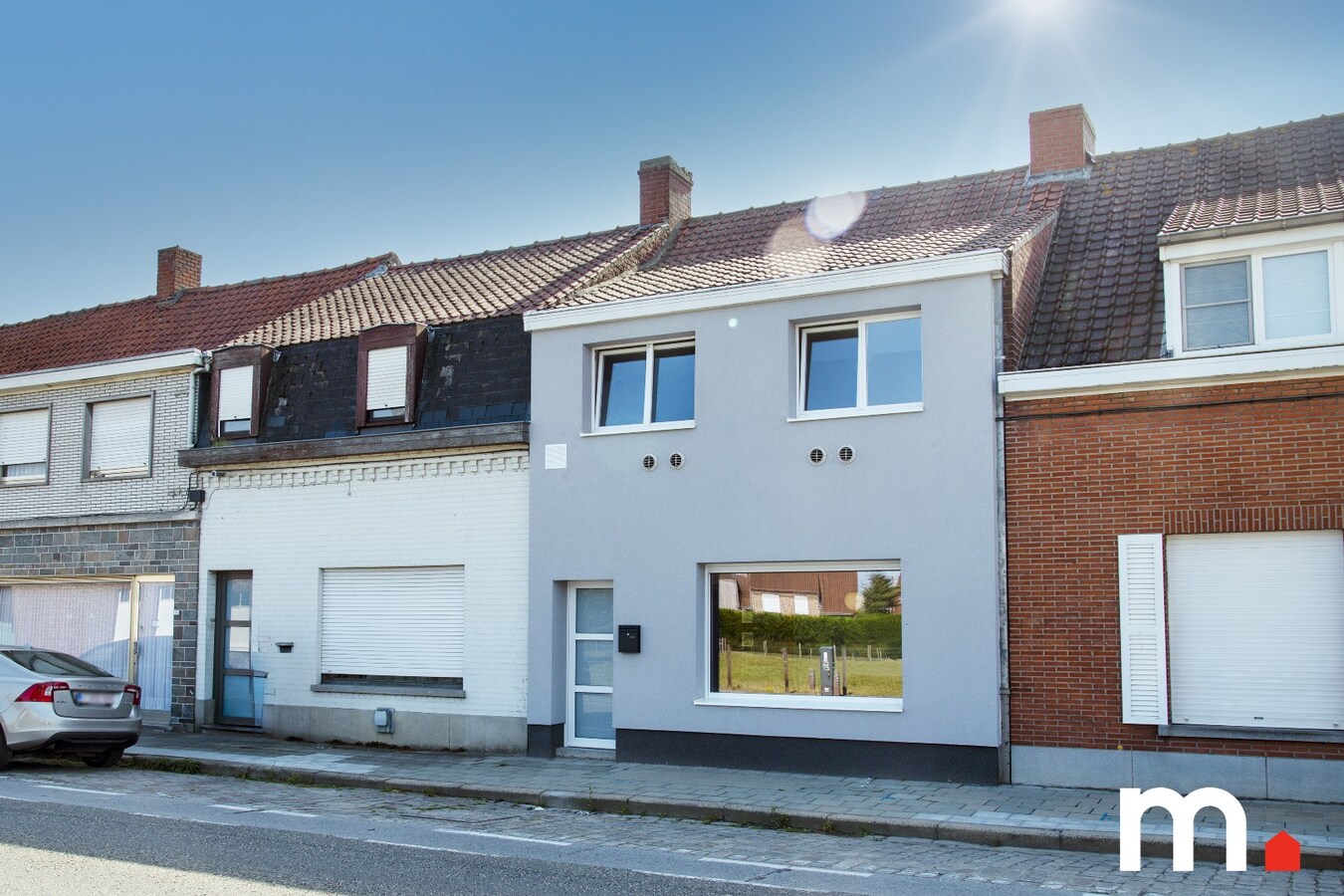 Instapklare woning te Ingelmunster met garage en uitweg achteraan! 