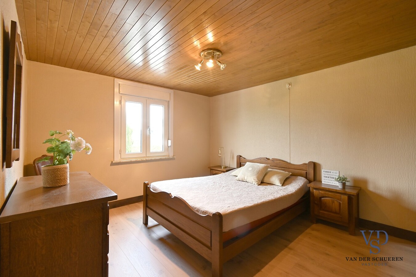 Te renoveren woning met uniek uitzicht op de omliggende akkers 