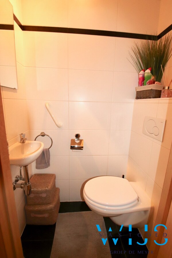 GELIJKVLOERS appartement met 2 slaapkamers &amp; garage te Ertvelde! 