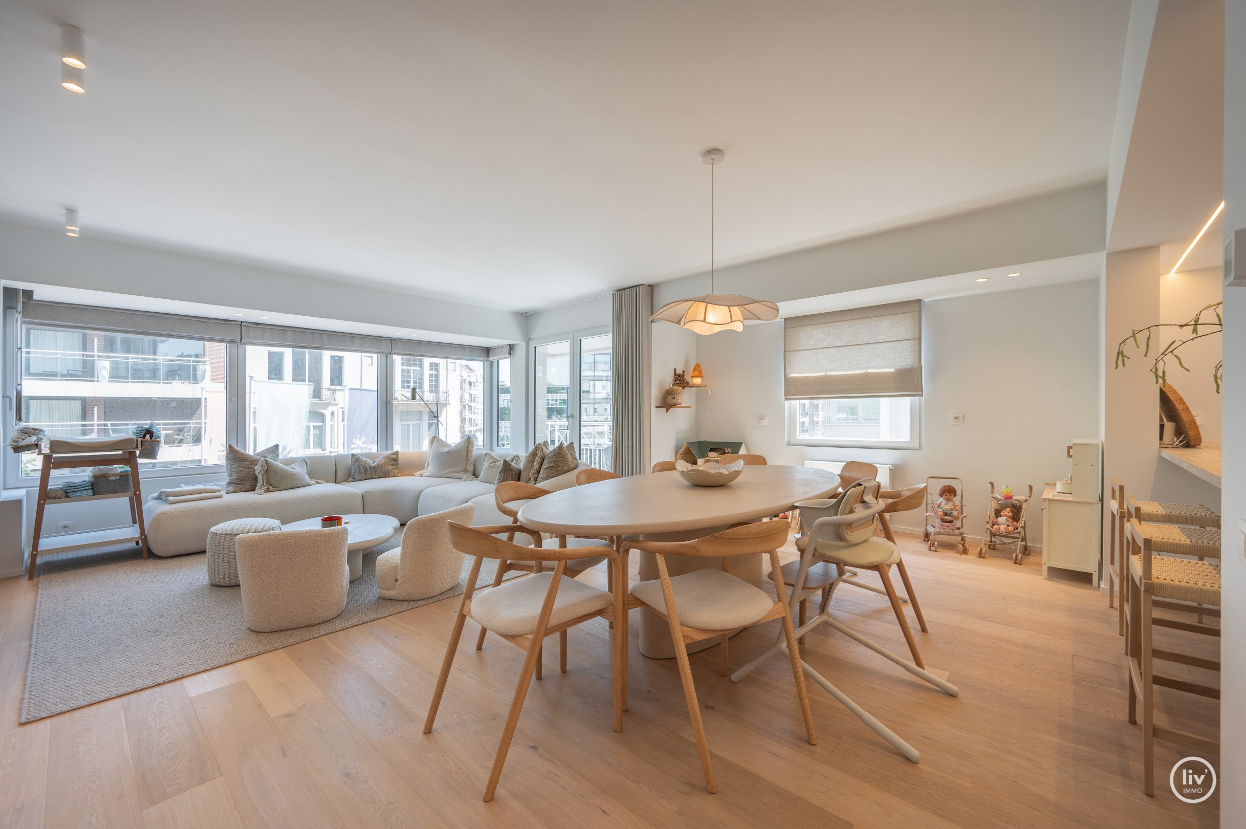 Prachtig, ruim (131 m2) HOEKappartement, volledig gerenoveerd centraal gelegen op de Lippenslaan vlakbij de zeedijk te Knokke. 